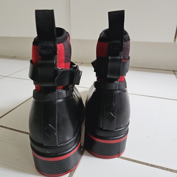 MUCK  Ankle Rubber Boot Black/Red Plaid Sz US 9 EU 40 Fall/Winter - Picture 6 of 12